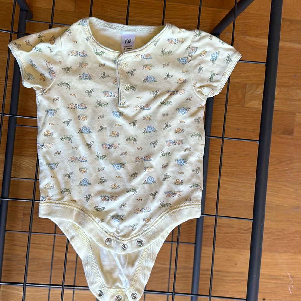 Baby gap newborn size 3 to 6 months 100% cotton onesie